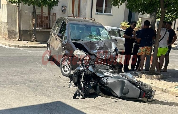 Scontro frontale tra auto e moto in via Rimembranza, giovane trasportato in elisoccorso a Catania Scontro frontale tra auto e moto in via Rimembranza, giovane trasportato in elisoccorso a Catania