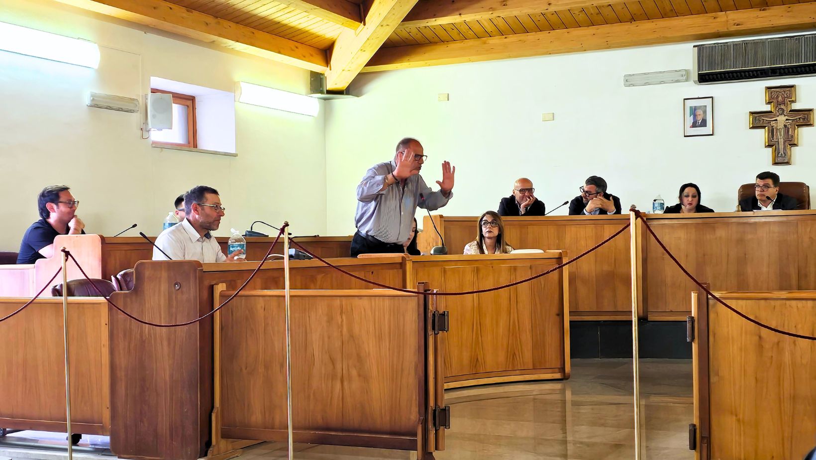 Consiglio comunale interrotto tra “annunci e veleni”: l’aula si arena sulle questioni personali Consiglio comunale interrotto tra “annunci e veleni”: l’aula si arena sulle questioni personali