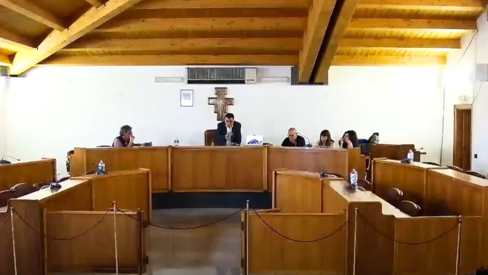 Consiglio comunale: aula ancora vuota, seduta sciolta e “rinvio a data da destinarsi” Consiglio comunale: aula ancora vuota, seduta sciolta e “rinvio a data da destinarsi”