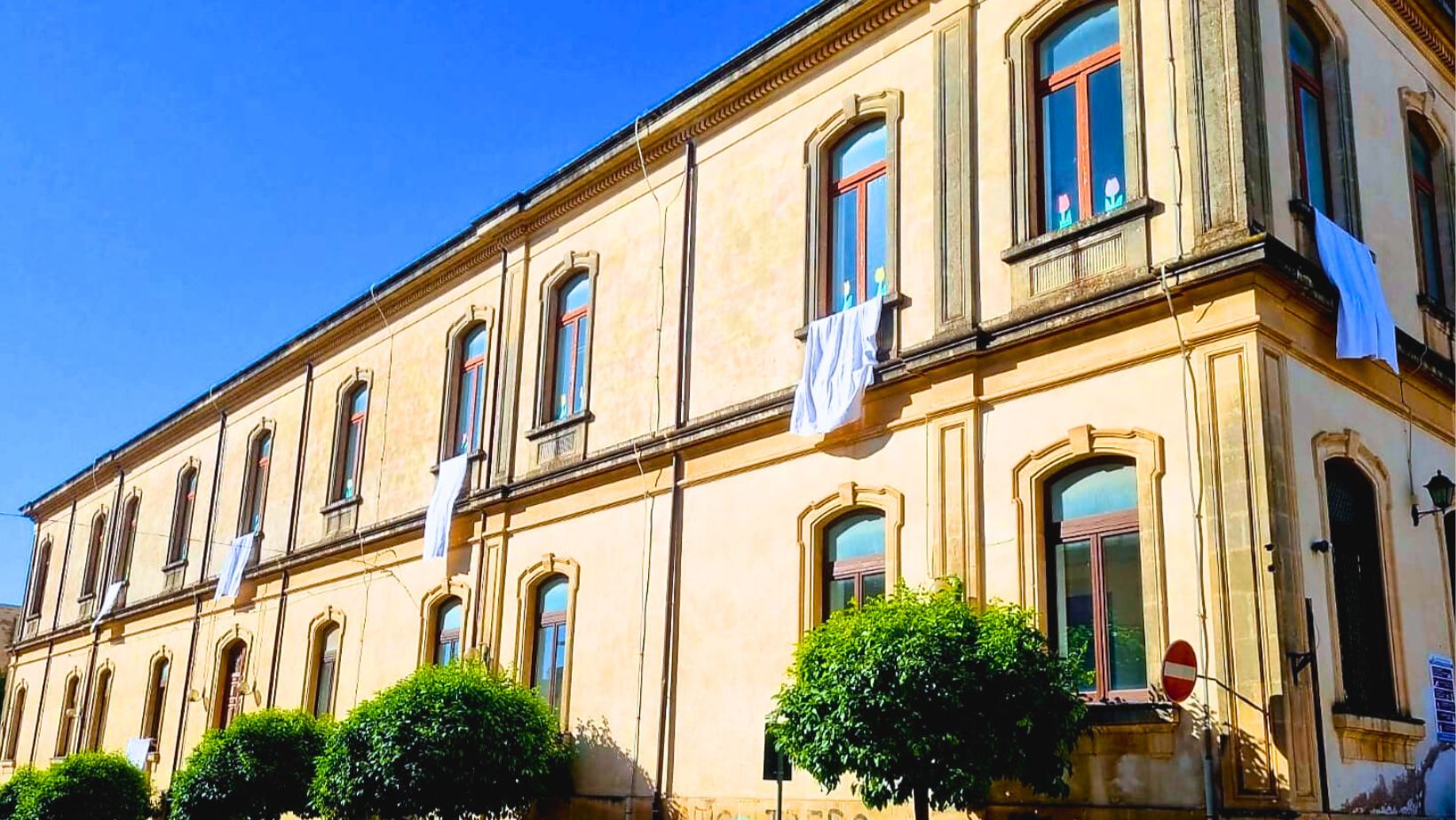 All’Istituto De Cillis lenzuola bianche per Gaza: “Un messaggio silenzioso ma potente” All’Istituto De Cillis lenzuola bianche per Gaza: “Un messaggio silenzioso ma potente”