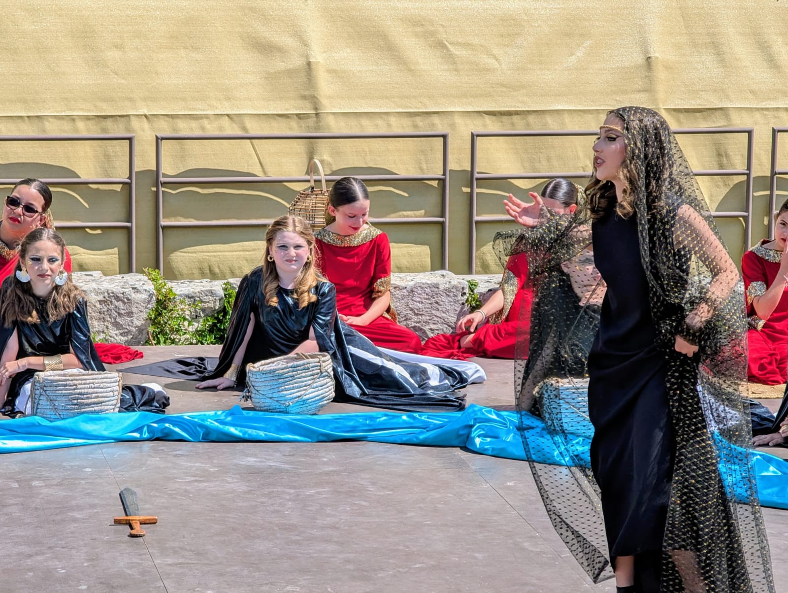 Gli studenti dell’istituto “E. De Cillis” portano in scena “Elettra” al teatro greco di Akrai Gli studenti dell’istituto “E. De Cillis” portano in scena “Elettra” al teatro greco di Akrai