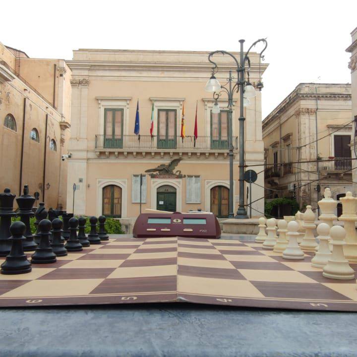 Scacchi in piazza, contributo di 1000 euro all’associazione “Vincenzo Scollo” Scacchi in piazza, contributo di 1000 euro all’associazione “Vincenzo Scollo”