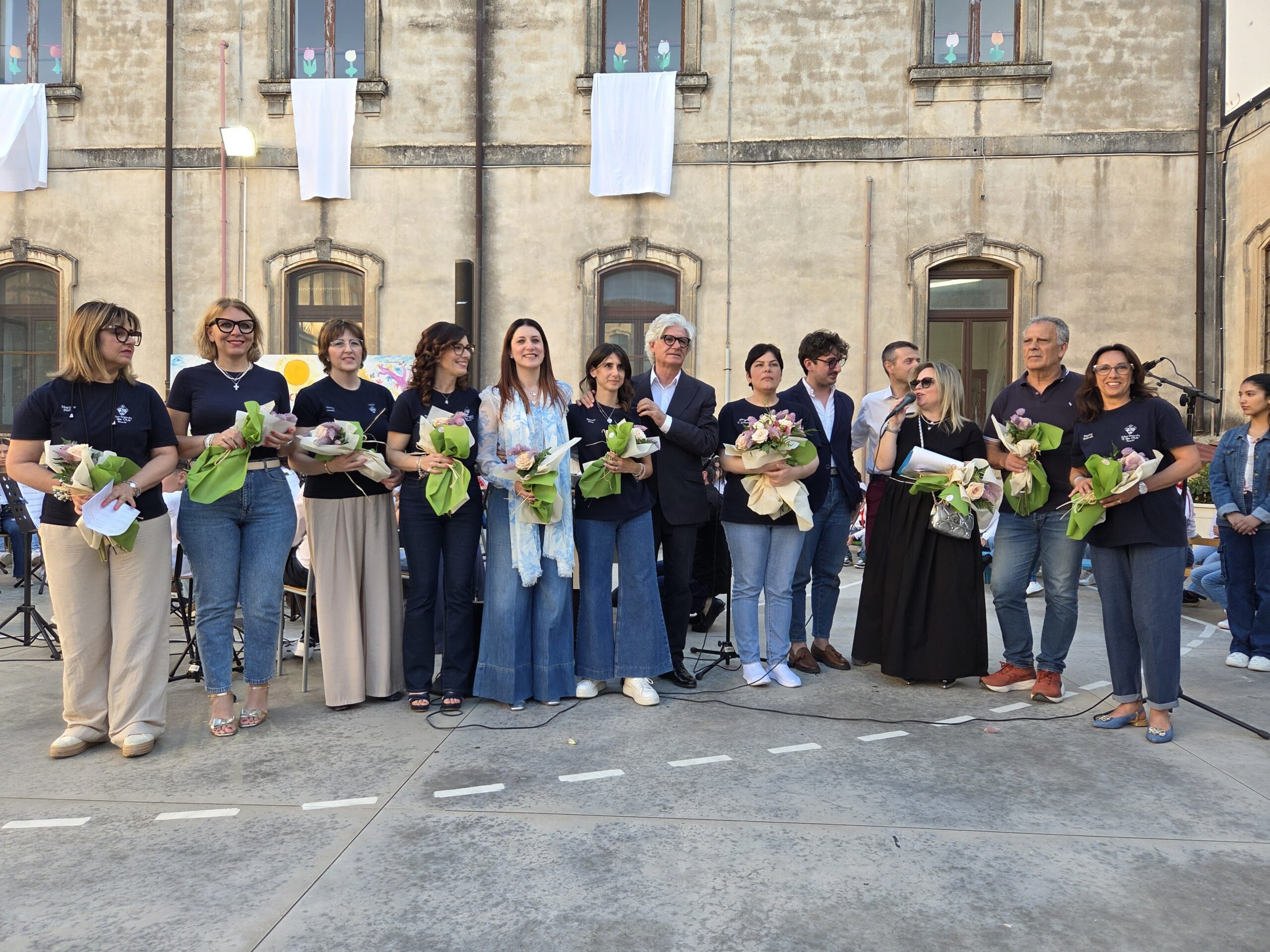 “Un piccolo gesto può cambiare il mondo”: alla De Cillis premiati i giovani scrittori del concorso “Concetta Guarino” “Un piccolo gesto può cambiare il mondo”: alla De Cillis premiati i giovani scrittori del concorso “Concetta Guarino”