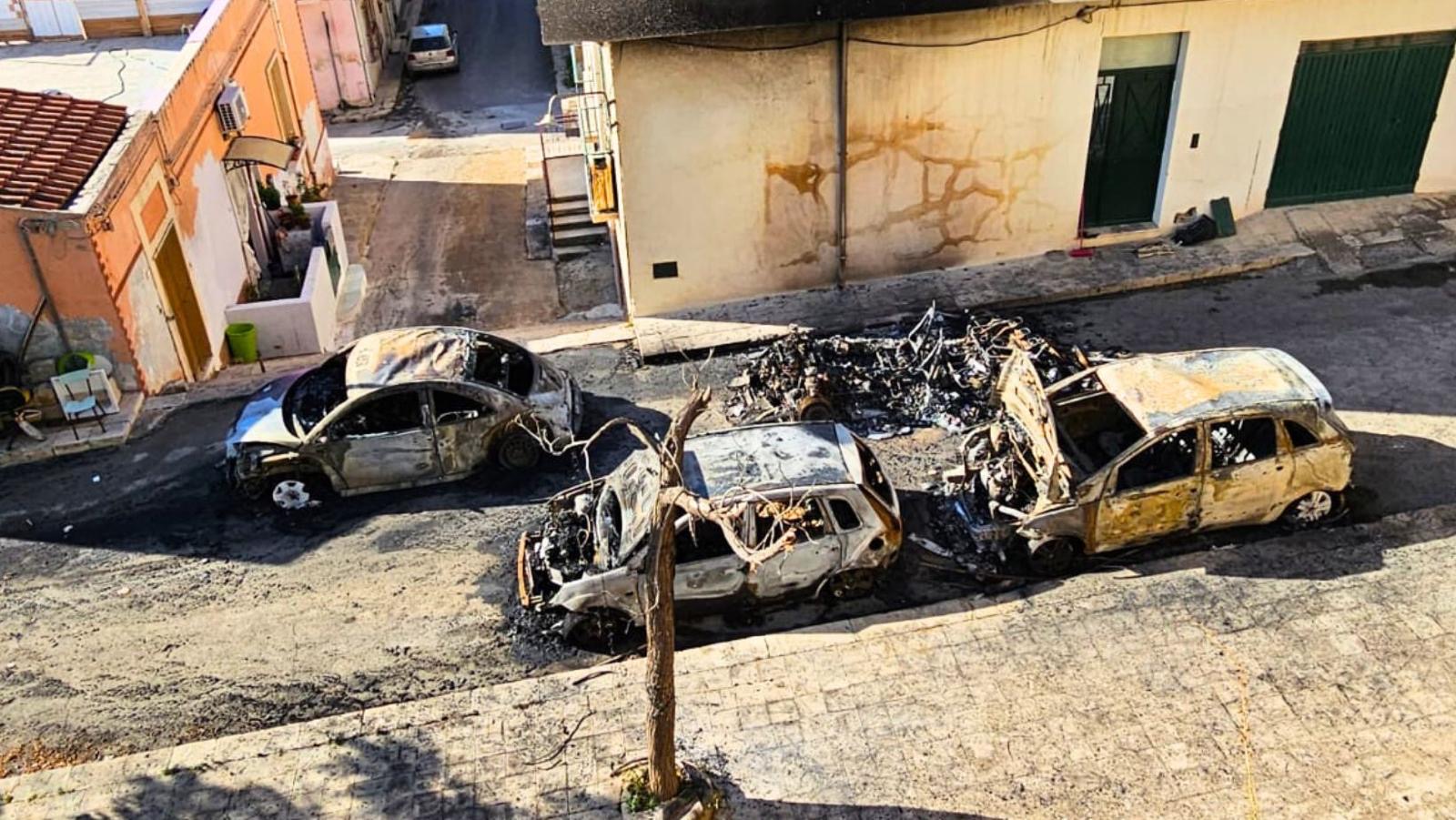 Attimi di panico nella notte in via Scevola: quattro auto distrutte dalle fiamme Attimi di panico nella notte in via Scevola: quattro auto distrutte dalle fiamme