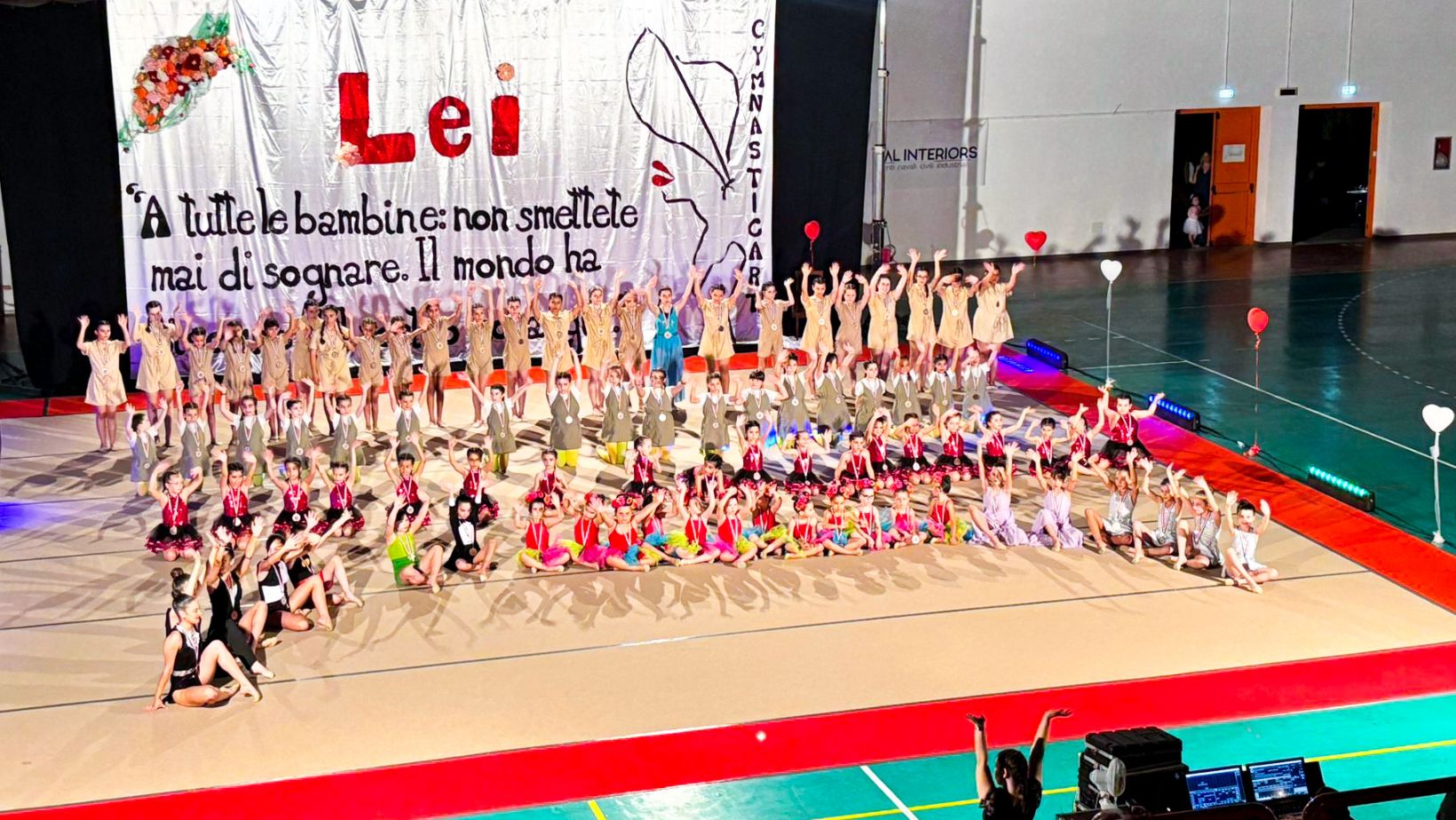 Atlete in pedana, una sedia vuota a bordo campo: il 7° saggio della Gymnastic Art commuove tutti Atlete in pedana, una sedia vuota a bordo campo: il 7° saggio della Gymnastic Art commuove tutti