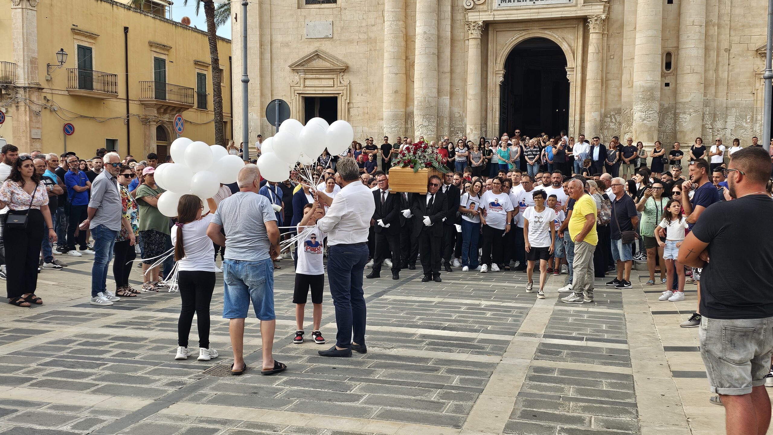 Silenzio, lacrime e dolore: oggi l’ultimo saluto al “gigante buono” Massimo Pernagallo Silenzio, lacrime e dolore: oggi l’ultimo saluto al “gigante buono” Massimo Pernagallo