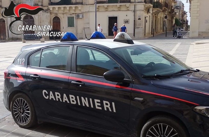 Denunciati dai Carabinieri i due giovani che hanno esploso colpi di pistola a salve in piazza Garibaldi Denunciati dai Carabinieri i due giovani che hanno esploso colpi di pistola a salve in piazza Garibaldi