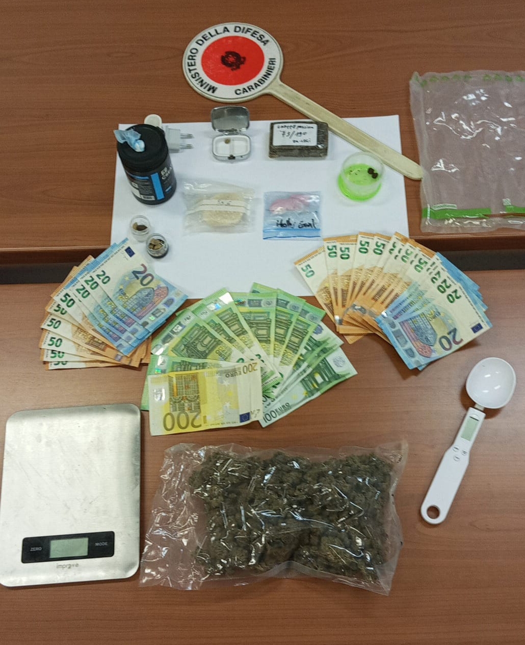 Trovati con oltre 250 grammi di droga, i Carabinieri arrestano due ispicesi Trovati con oltre 250 grammi di droga, i Carabinieri arrestano due ispicesi