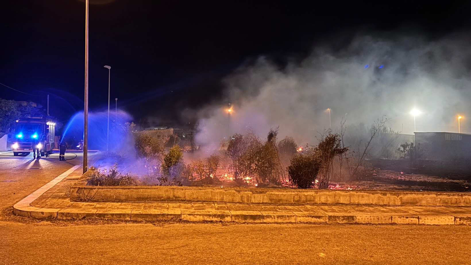 Rosolini, incendio in un terreno trascurato di Via Ferruccio Parri Rosolini, incendio in un terreno trascurato di Via Ferruccio Parri