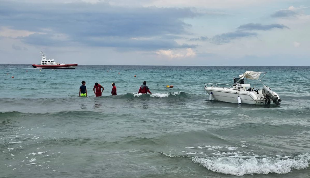 Quando la burrasca ti “ruba” la barca: il salvataggio tempestivo a San Lorenzo grazie all’Agua Board Quando la burrasca ti “ruba” la barca: il salvataggio tempestivo a San Lorenzo grazie all’Agua Board