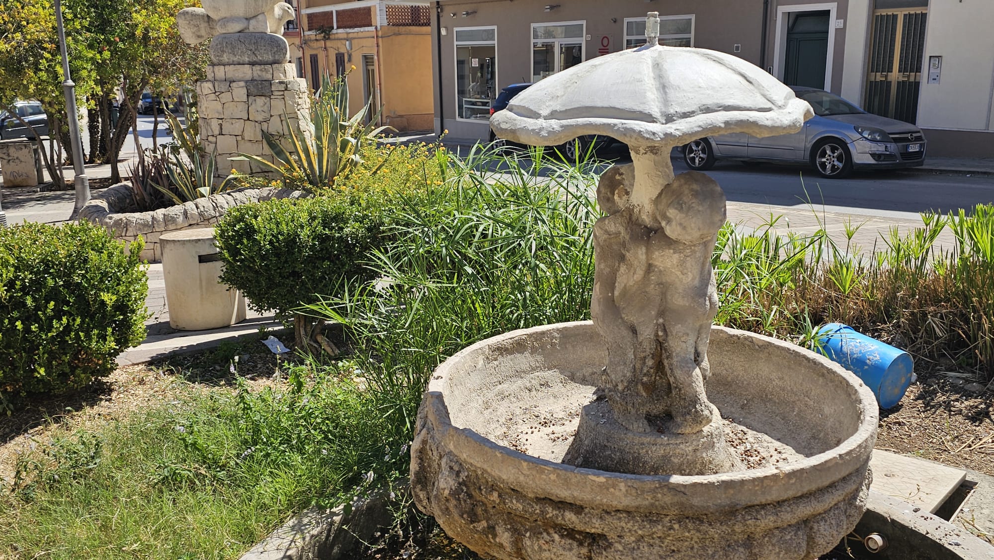 La ditta SD Costruzioni di Daniele Sammito restaura la fontana degli angioletti di piazza Nicolas Green La ditta SD Costruzioni di Daniele Sammito restaura la fontana degli angioletti di piazza Nicolas Green