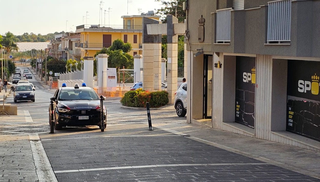 Tensione in pieno centro a Rosolini, rissa al Corso Savoia coinvolge Letizia Spatola Tensione in pieno centro a Rosolini, rissa al Corso Savoia coinvolge Letizia Spatola