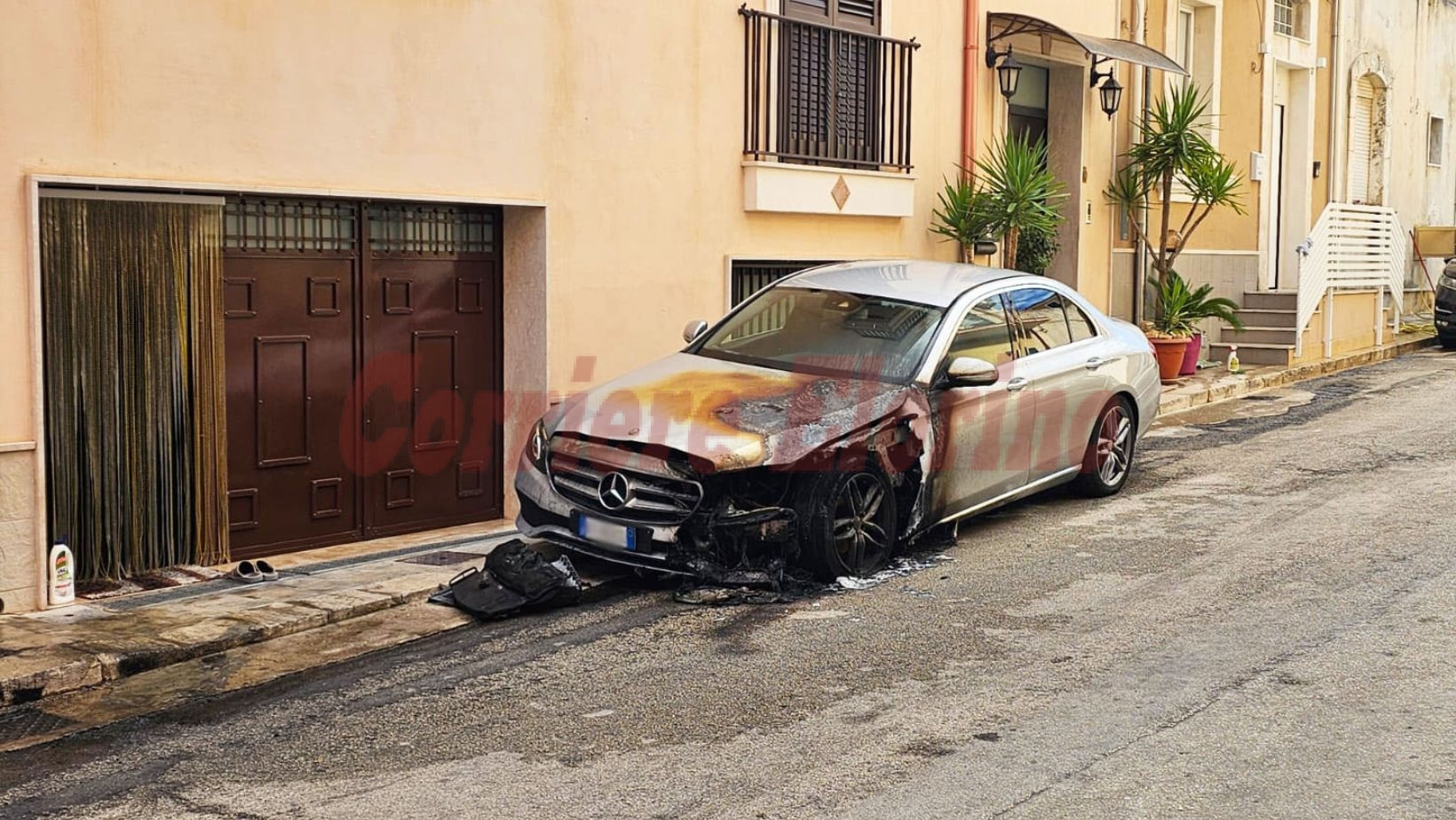Incendio doloso nella notte in via Capitano Salemi, danneggiata dalle fiamme una Mercedes Incendio doloso nella notte in via Capitano Salemi, danneggiata dalle fiamme una Mercedes