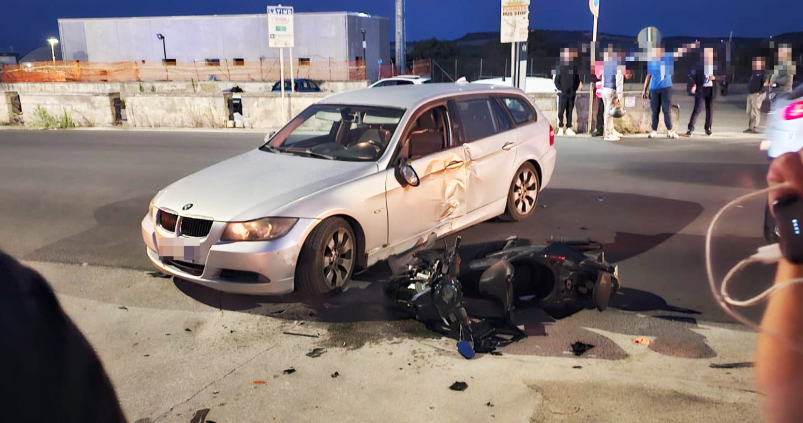 Scontro tra auto e moto in via Paolo Orsi: giovane ispicese di 16 anni, trasportato all’Ospedale “Di Maria” Scontro tra auto e moto in via Paolo Orsi: giovane ispicese di 16 anni, trasportato all’Ospedale “Di Maria”