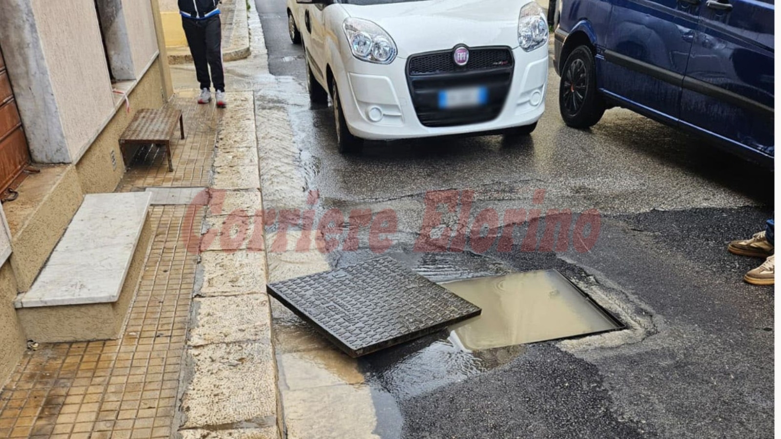 Lavori del rischio idrogeologico bloccati in via Manzoni, i tombini saltano per la pioggia Lavori del rischio idrogeologico bloccati in via Manzoni, i tombini saltano per la pioggia