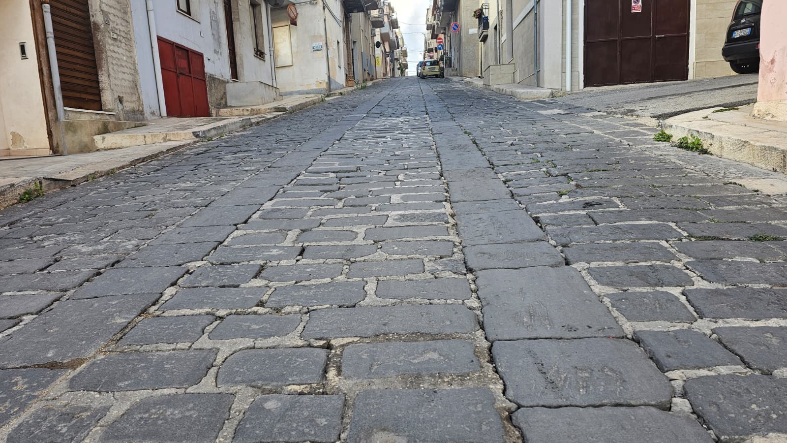 Richiesta danni per le basole distaccate in via Bellini, il Comune mette le “mani avanti” con la manleva Richiesta danni per le basole distaccate in via Bellini, il Comune mette le “mani avanti” con la manleva