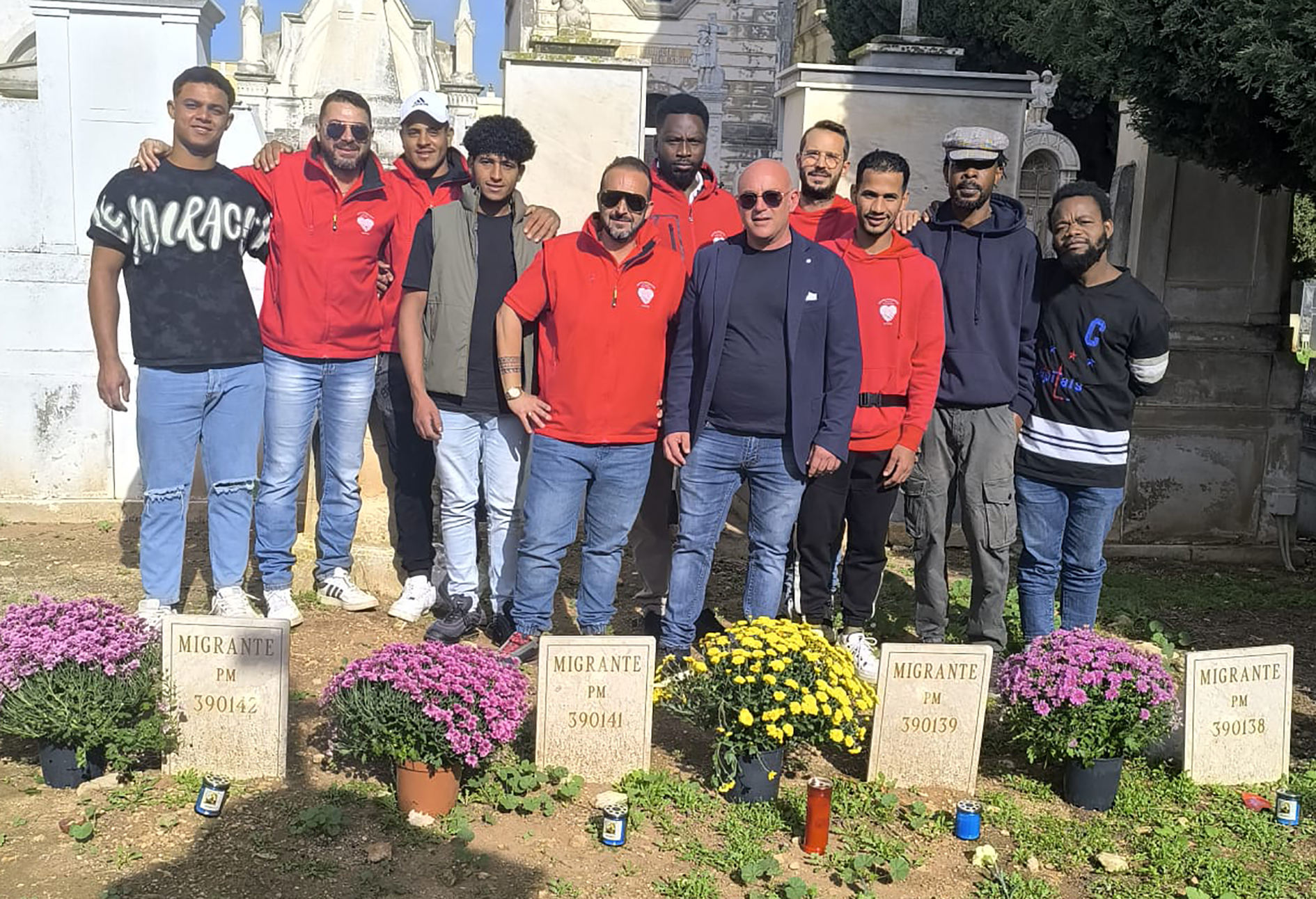 Un fiore per chi non ha nome, il Centro di accoglienza “Frasca” ricorda i migranti del naufragio del 2015 seppelliti a Rosolini Un fiore per chi non ha nome, il Centro di accoglienza “Frasca” ricorda i migranti del naufragio del 2015 seppelliti a Rosolini