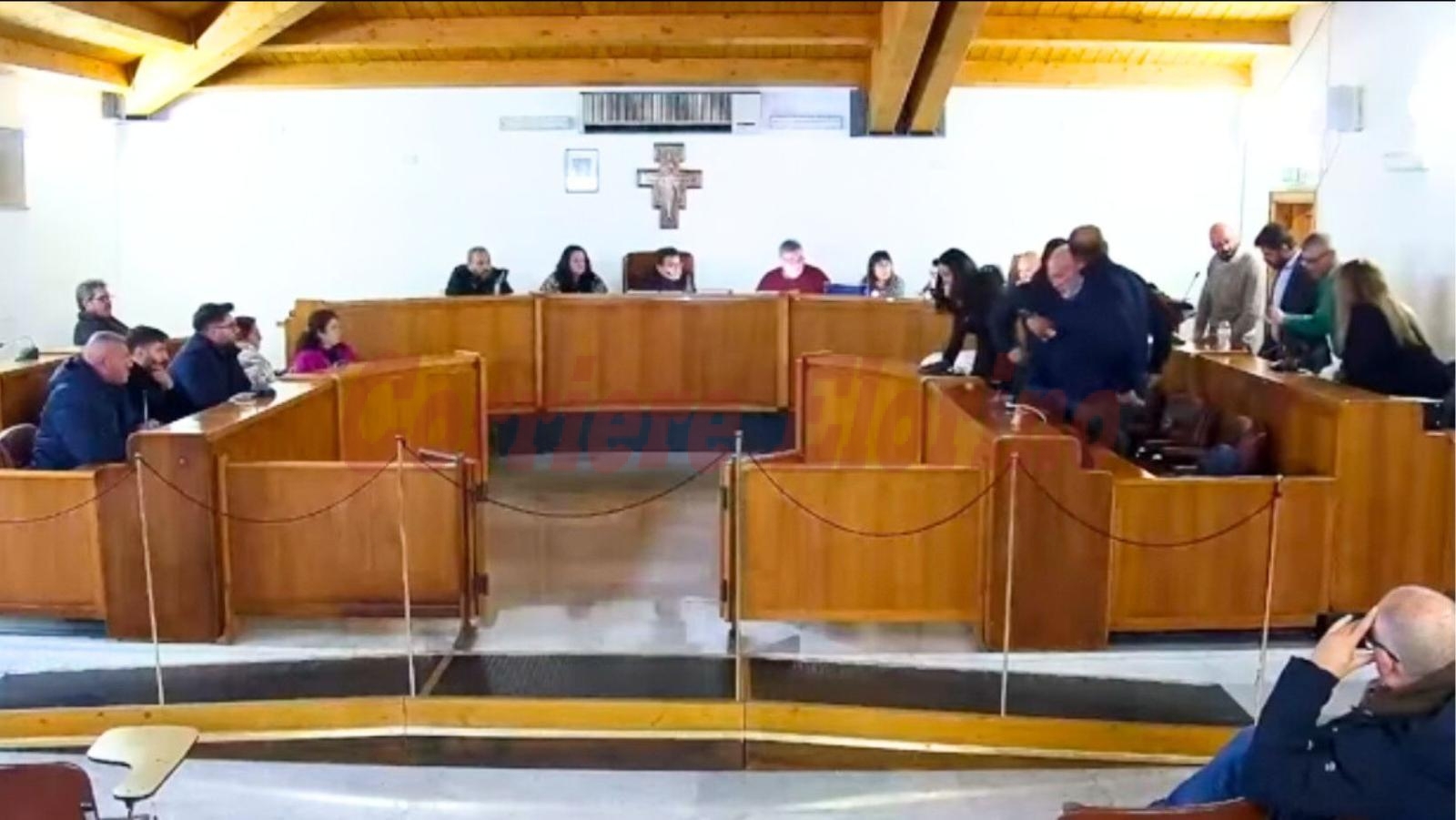 Consiglio comunale, otto a otto, atti bocciati: il Consiglio certifica la crisi di maggioranza Consiglio comunale, otto a otto, atti bocciati: il Consiglio certifica la crisi di maggioranza