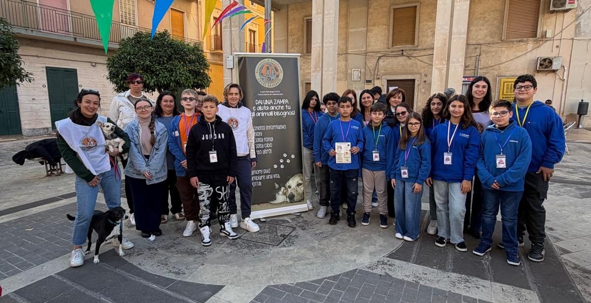 Gli studenti del “S. Alessandra” in piazza Masaniello accanto a Cuore Randagio e Telethon per una giornata di solidarietà Gli studenti del “S. Alessandra” in piazza Masaniello accanto a Cuore Randagio e Telethon per una giornata di solidarietà
