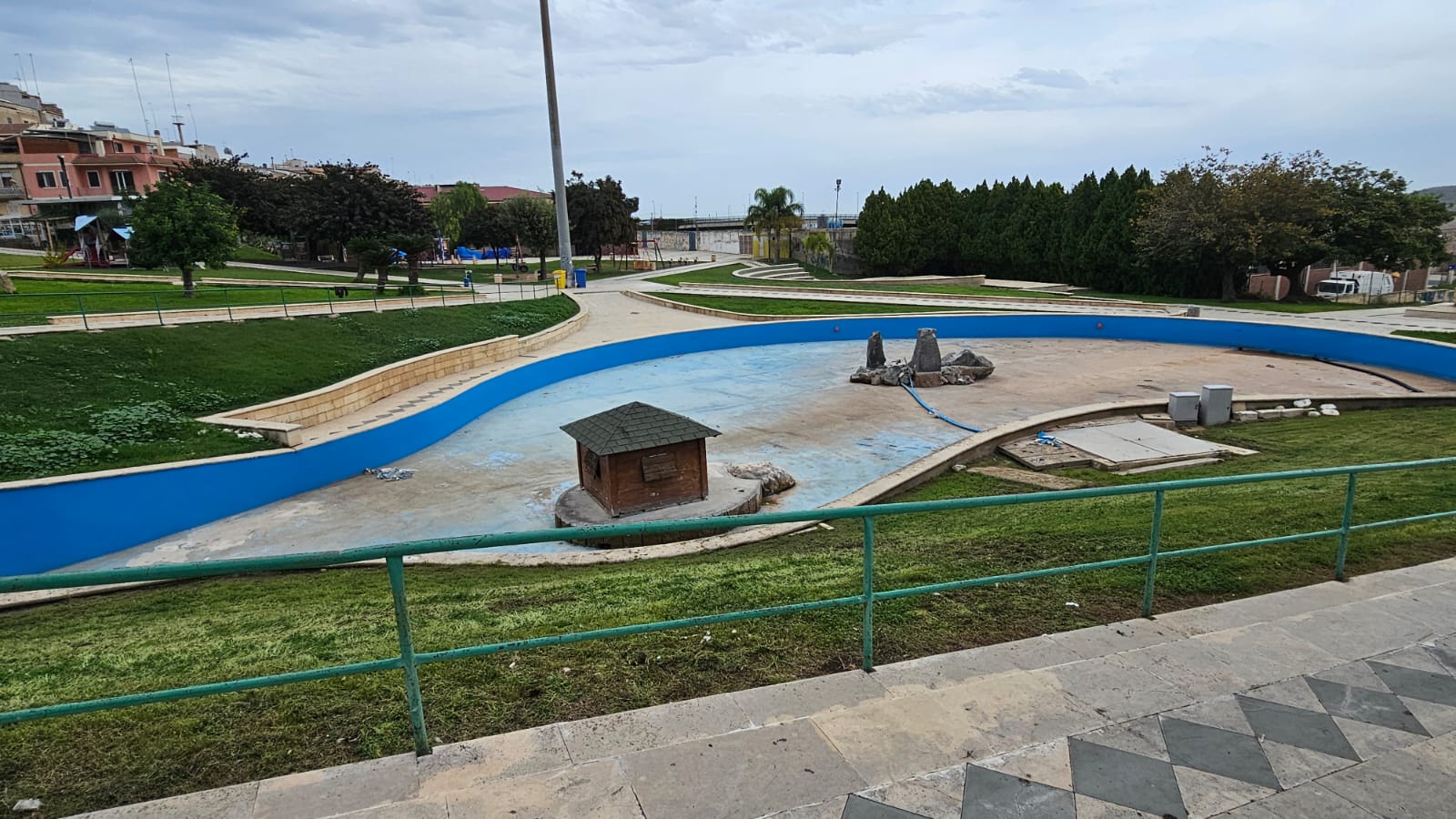 “Il fondo era troppo degradato”, dopo i lavori la vasca del parco perdeva acqua: necessari altri 9.240 euro per completarla