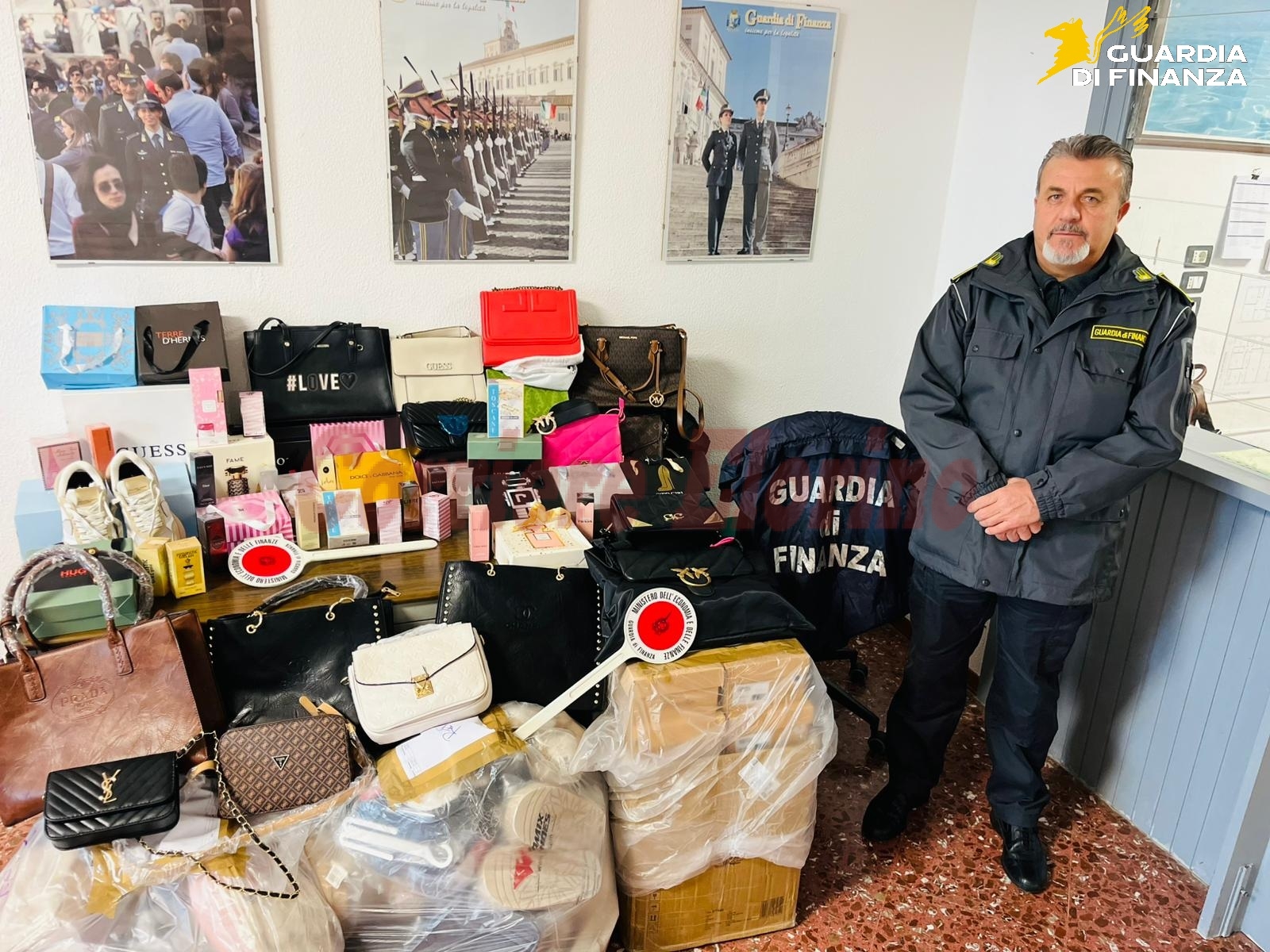 Pozzallo, vendevano merce contraffatta con dirette facebook: tre denunciati Pozzallo, vendevano merce contraffatta con dirette facebook: tre denunciati