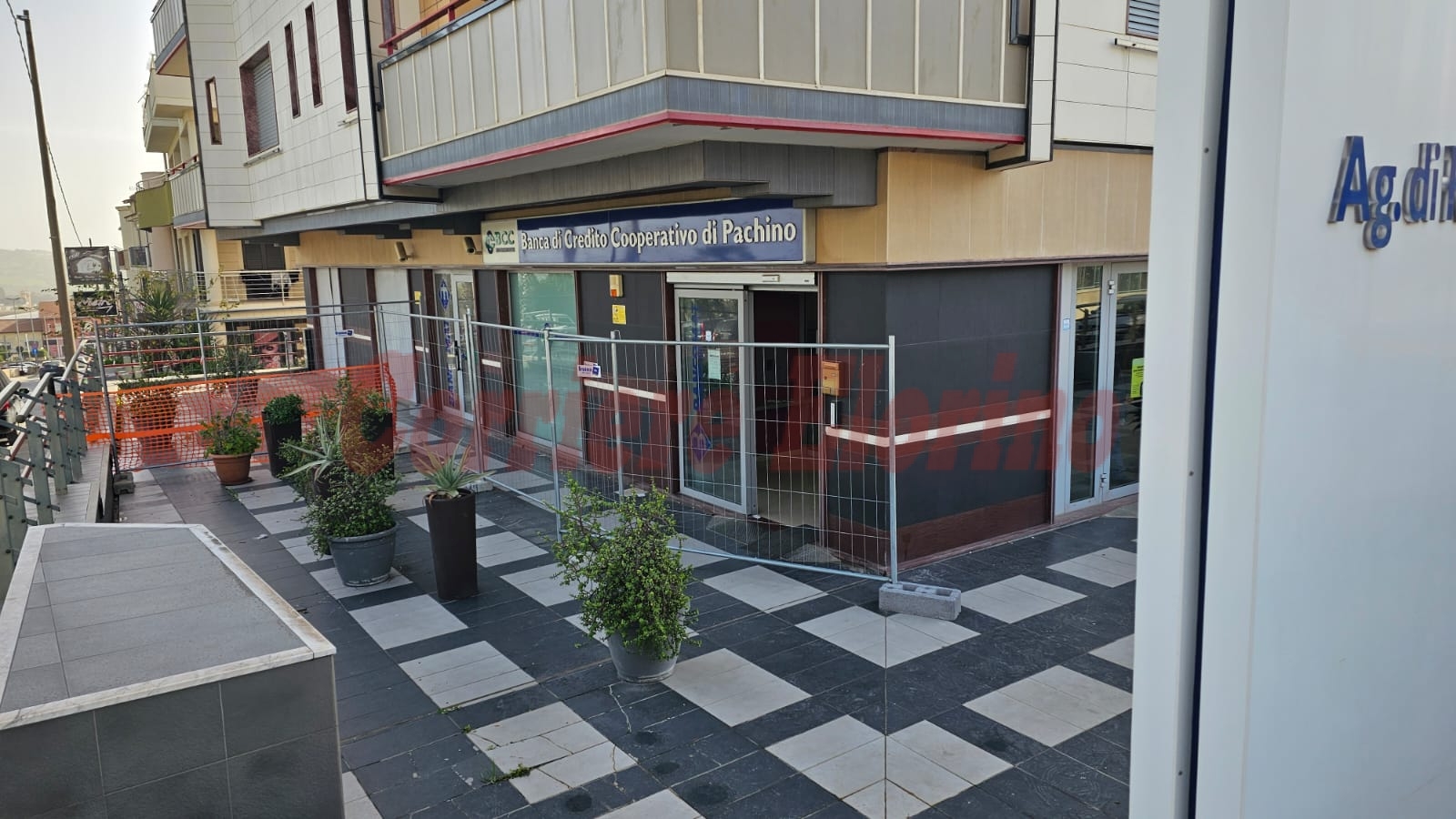 Un gesto che scalda il cuore: restituisce il denaro dimenticato al bancomat della Banca di via Ronchi