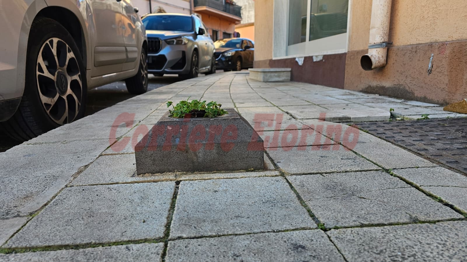 Marciapiede pericoloso in via Eloro: la denuncia di un cittadino: “Potevo provocarmi un danno serio”