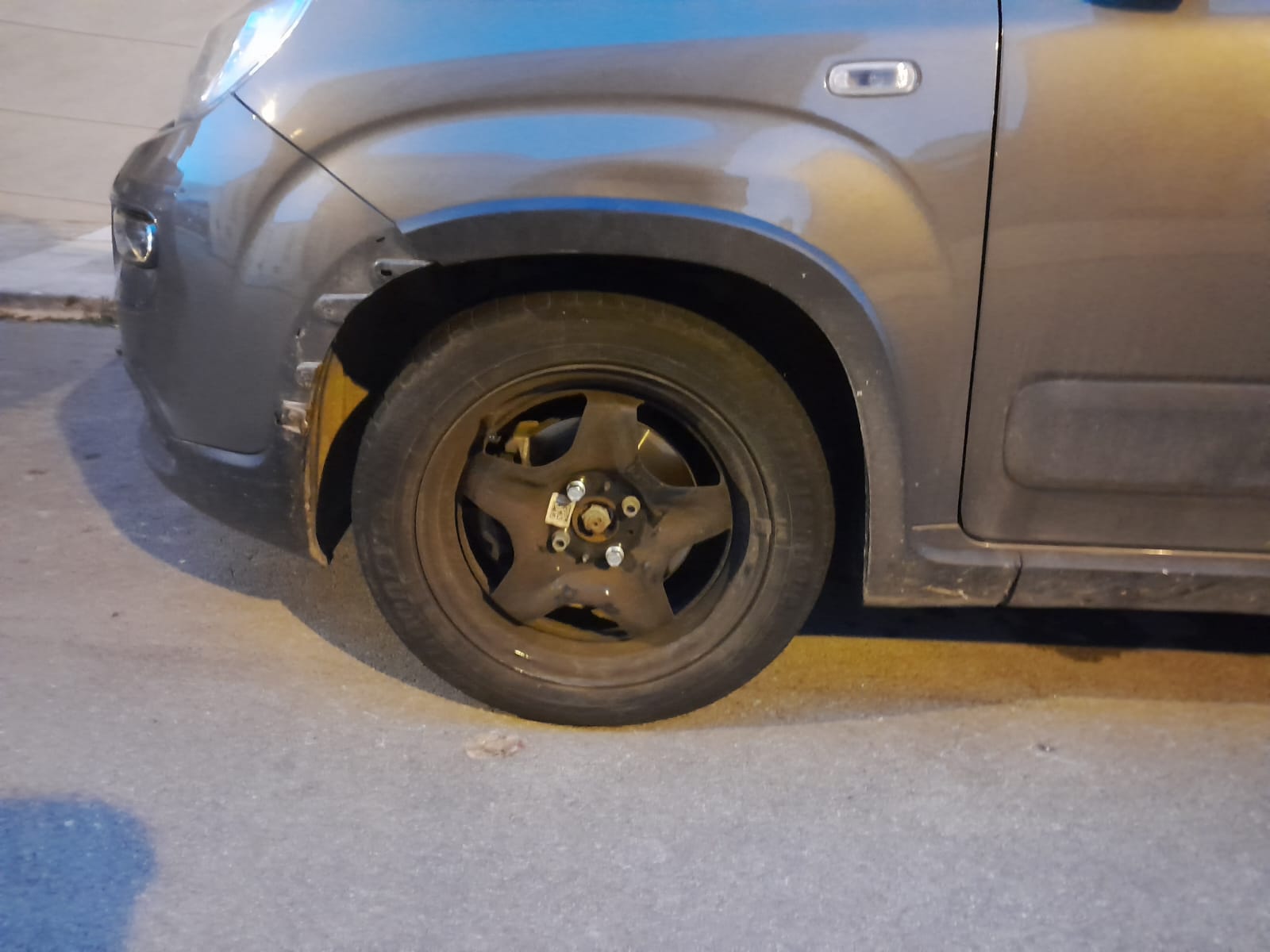 Bulloni svitati e ruote che si staccano: altro episodio inquietante in pochi giorni in via Padre Pio