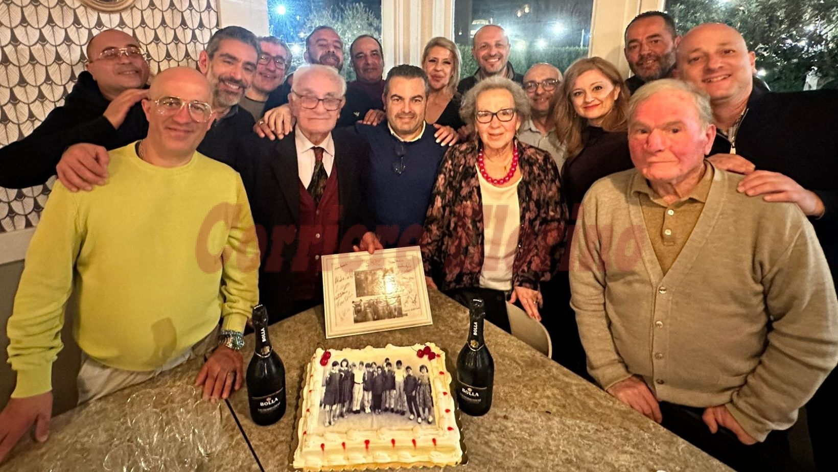 Dopo 38 anni la rimpatriata della 5ª elementare del Sant’Alessandra insieme al maestro Cataudella Dopo 38 anni la rimpatriata della 5ª elementare del Sant’Alessandra insieme al maestro Cataudella