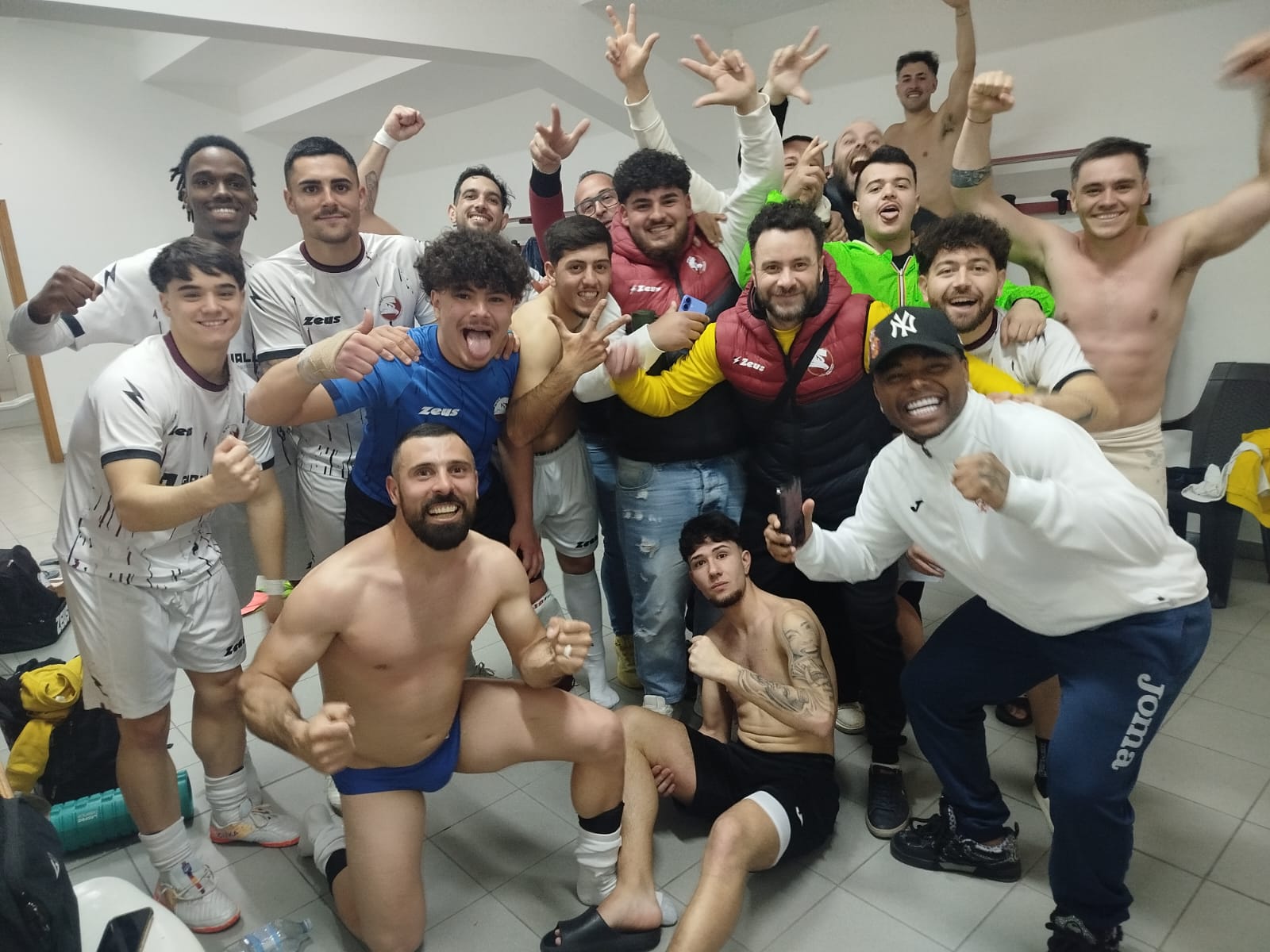 Calcio a 5, l’NHC Rosolini vince all’ultimo secondo un derby da infarto: 6-5 alla Trombatore in un Palatricomi strapieno di tifosi