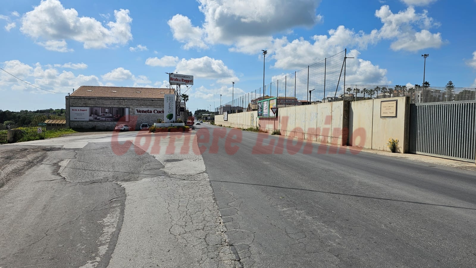 La segnalazione di un cittadino: “La strada c’è, le linee no: via Paolo Orsi senza segnaletica orizzontale”