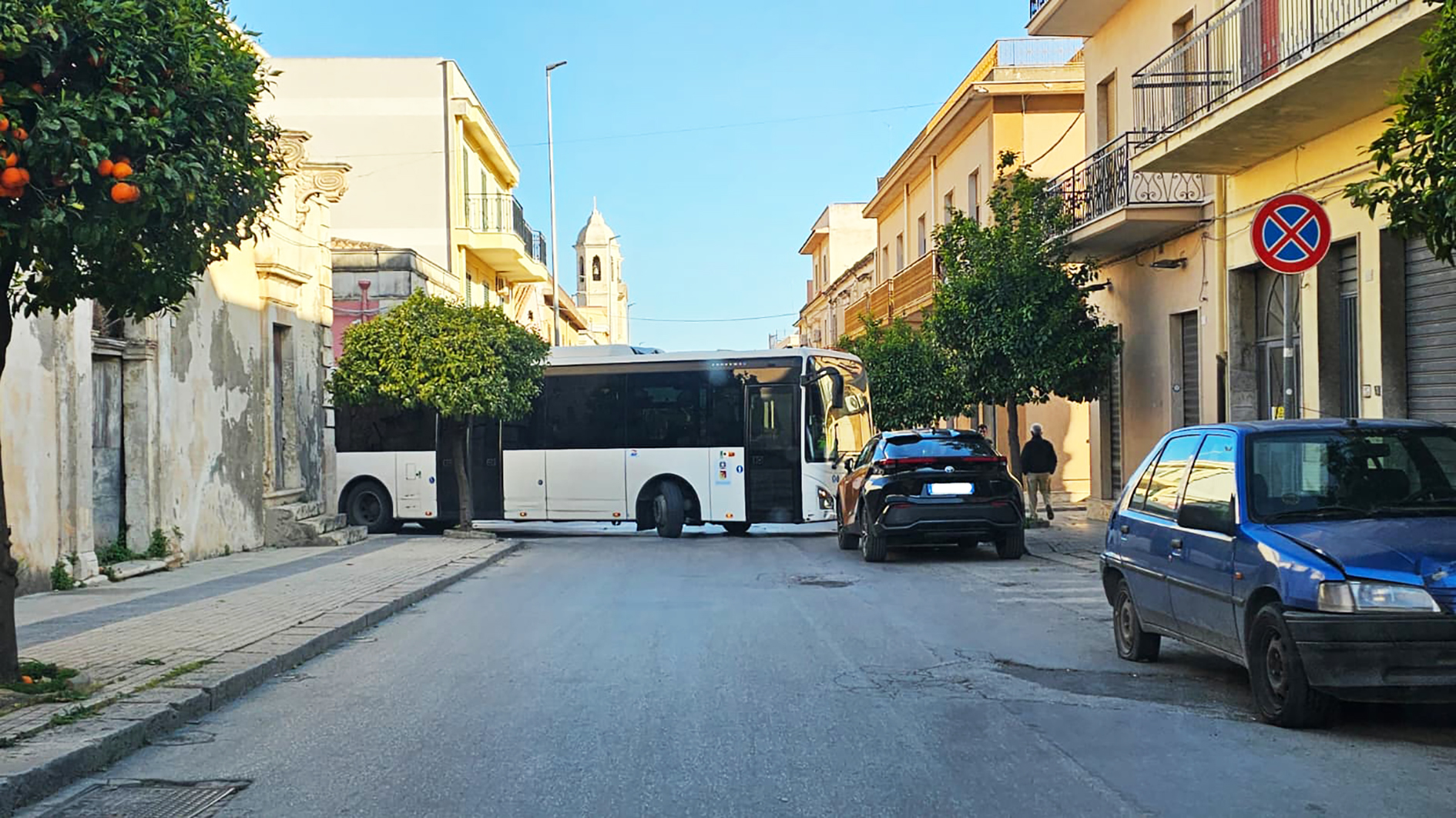 [La segnalazione] Via Sipione, autobus di linea “intrappolati” dal parcheggio selvaggio