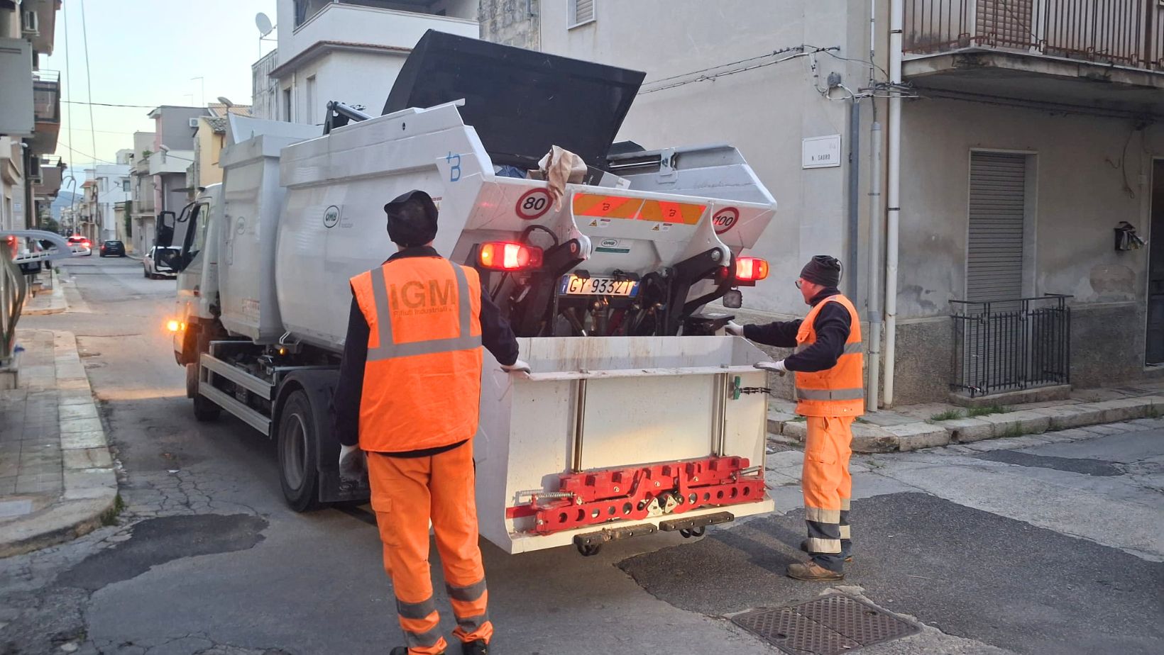 Sospesa per domani 1 maggio la raccolta dei rifiuti, il servizio riprende il 2 maggio come da calendario