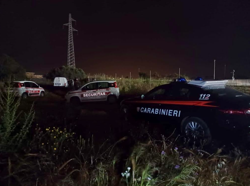 Tentato furto sventato nella notte al supermercato in liquidazione: vigilantes e Carabinieri mettono in fuga una banda di cinque persone