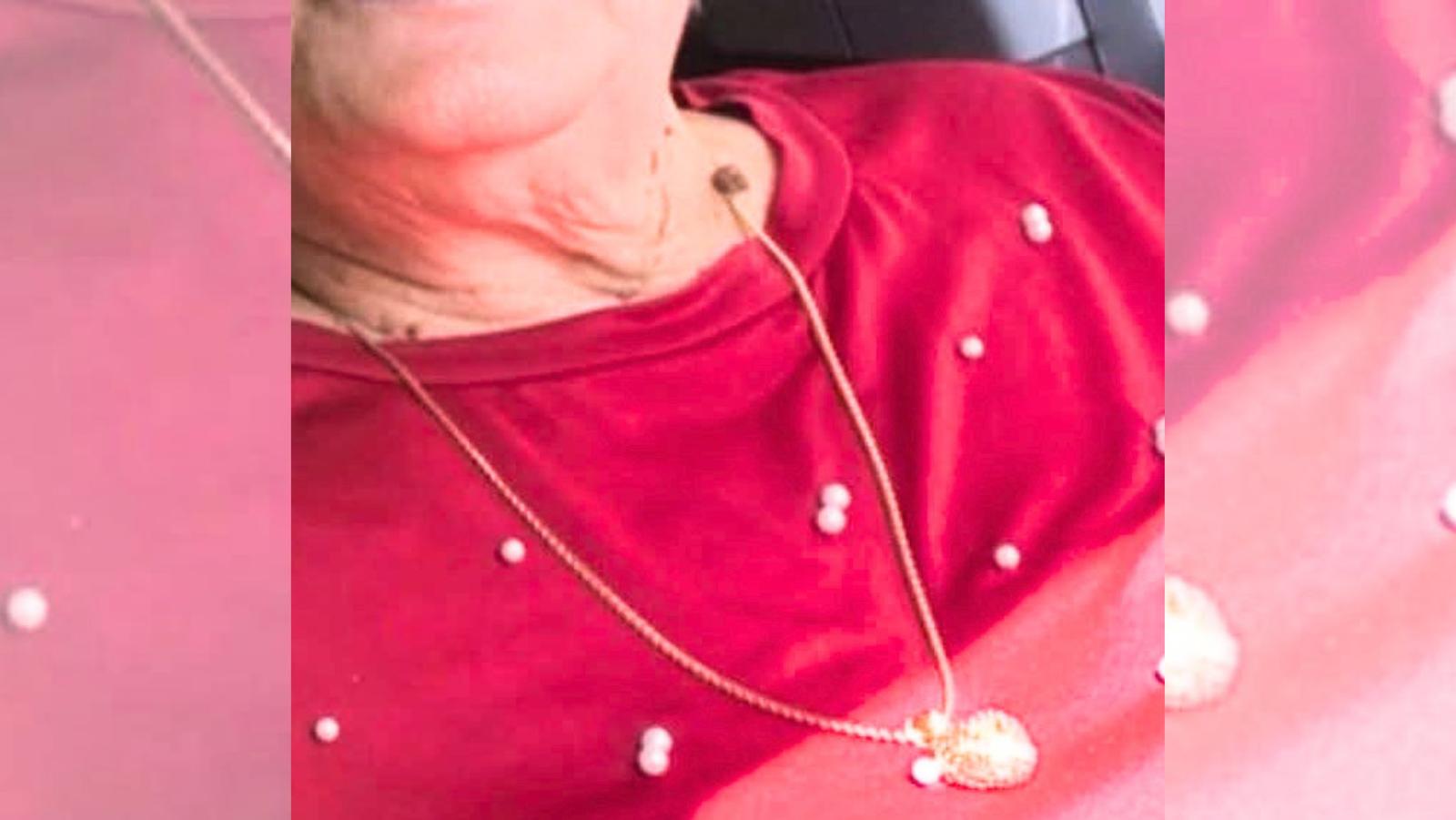 Rosolini, finta conoscente abbraccia una donna sull’uscio di casa e le ruba la collana