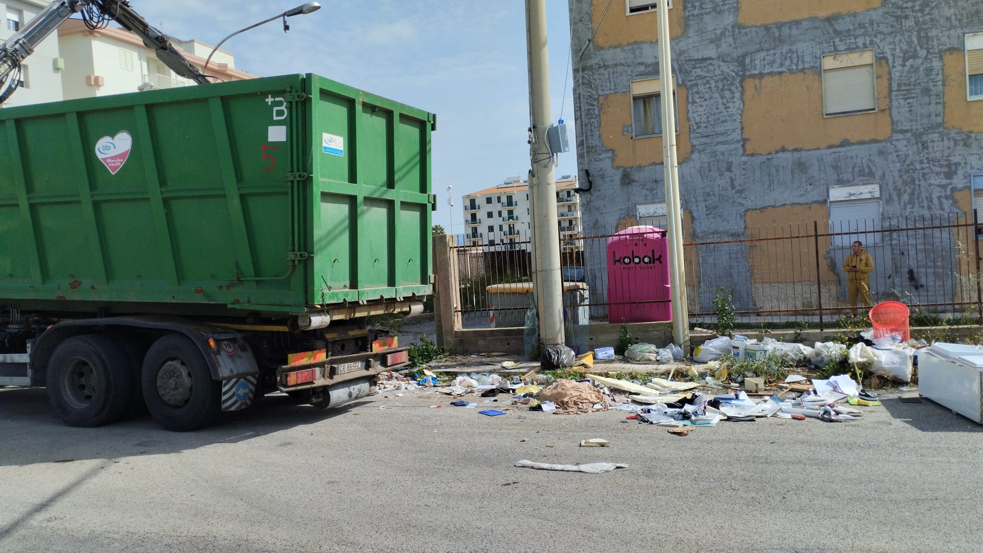 Bonifica straordinaria in via Errante: rimosse gli ingombranti davanti alle case popolari
