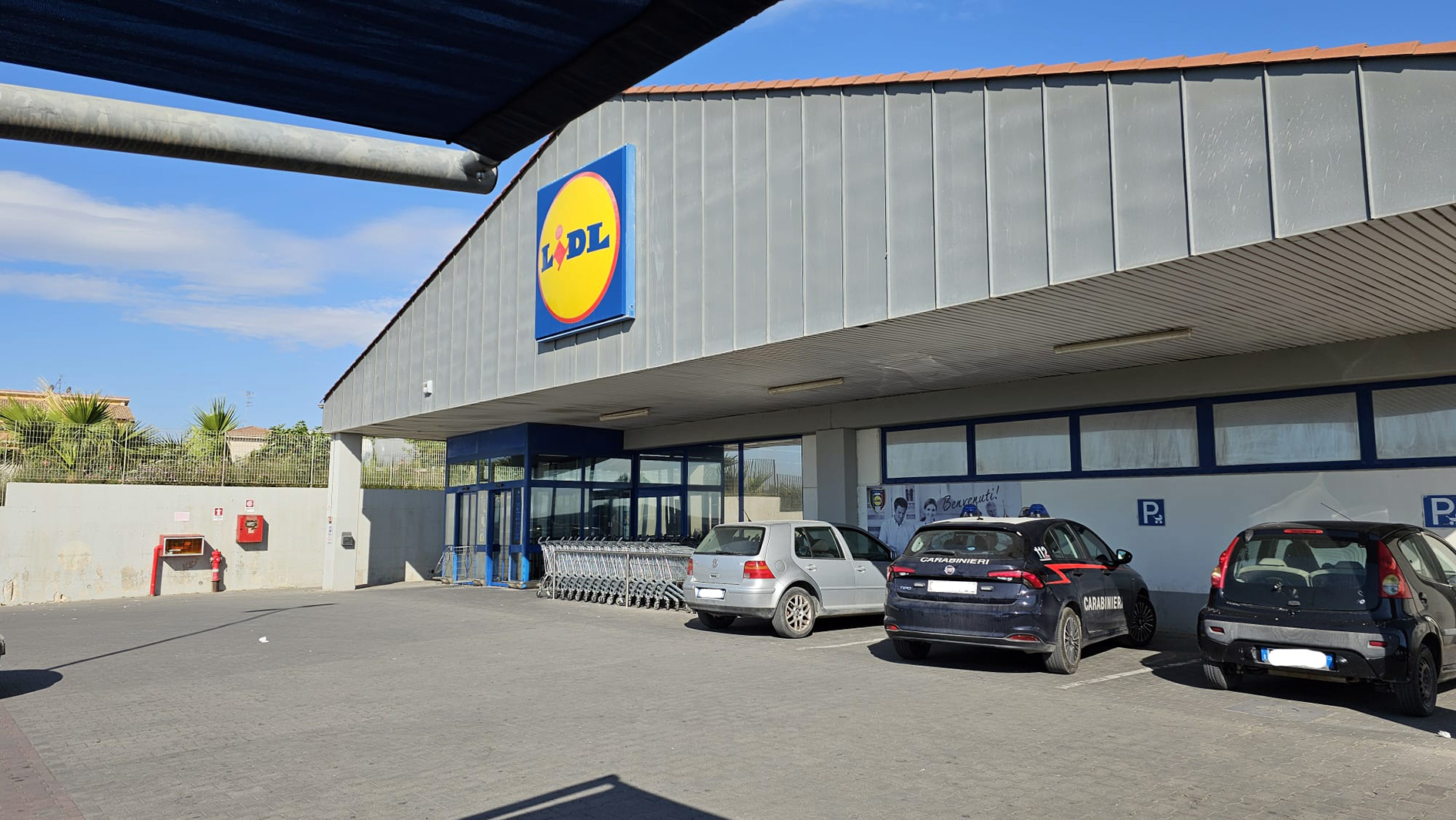 Furto notturno alla Lidl di Rosolini: ignoti in azione con un foro nella parete